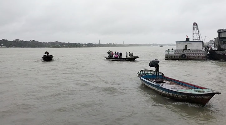 বরিশালে বৈরী আবহাওয়ার পাশাপাশি টানা বৃষ্টি, কমেছে তাপমাত্রা